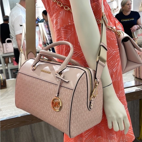 MICHAEL KORS TRAVEL MEDIUM DUFFEL SATCHEL / CROSSBODY LIGHT POWDER BLUSH COLOR - Picture 3 of 16